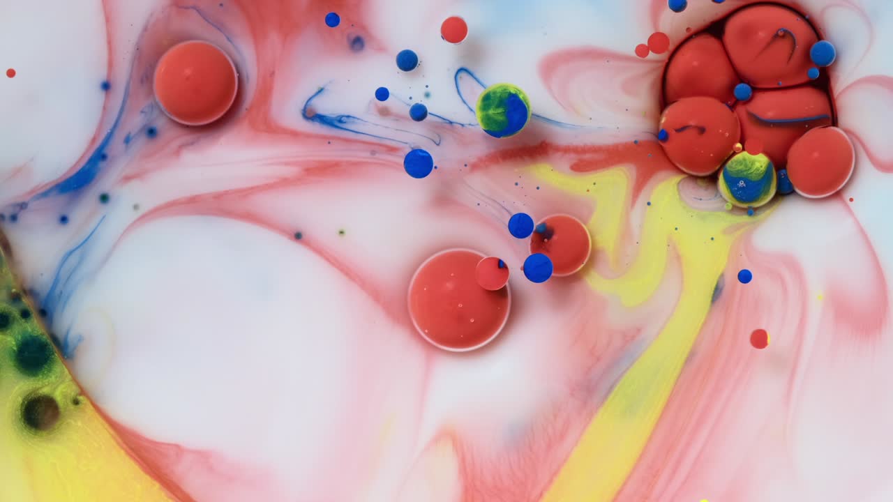 movimiento de burbujas de color de pintura acrílica abstracta sobre un fondo amarillo.