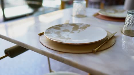 Vista-Frontal-De-Una-Mesa-De-Comedor-Elegante-Y-Luminosa-En-Un-Primer-Plano-Del-Restaurante