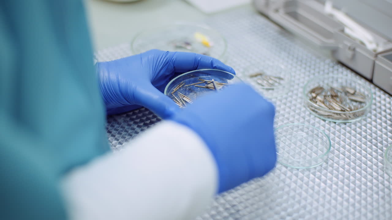 el médico ordena los instrumentos médicos en la clínica de salud 6