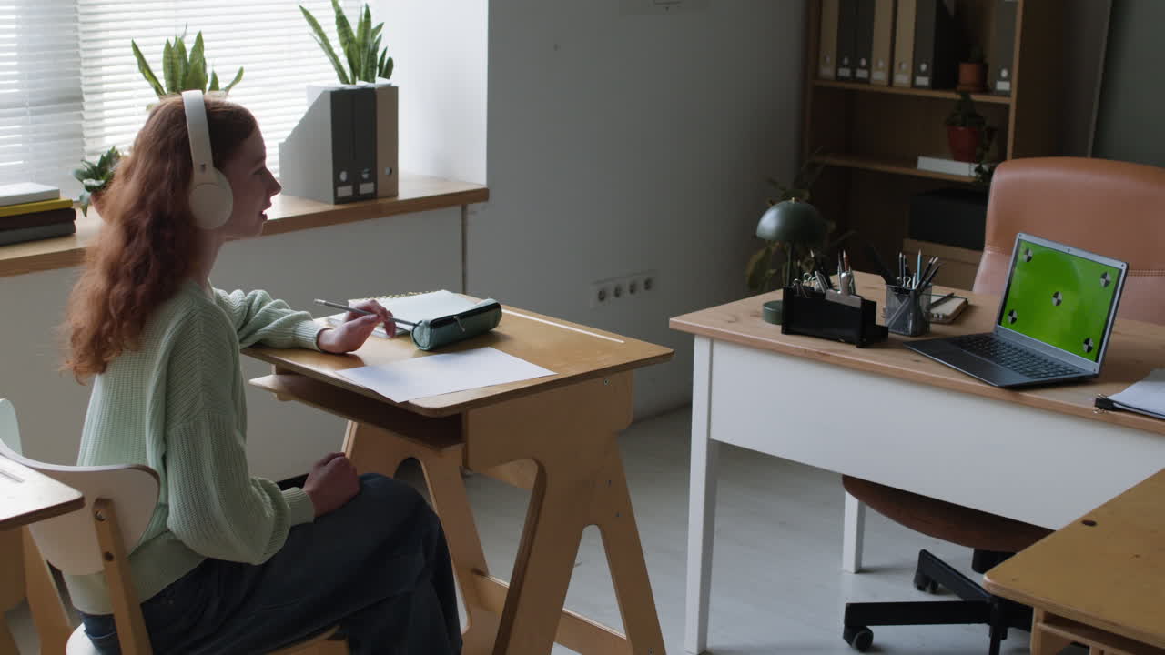 온라인으로 공부하는 십대 소녀