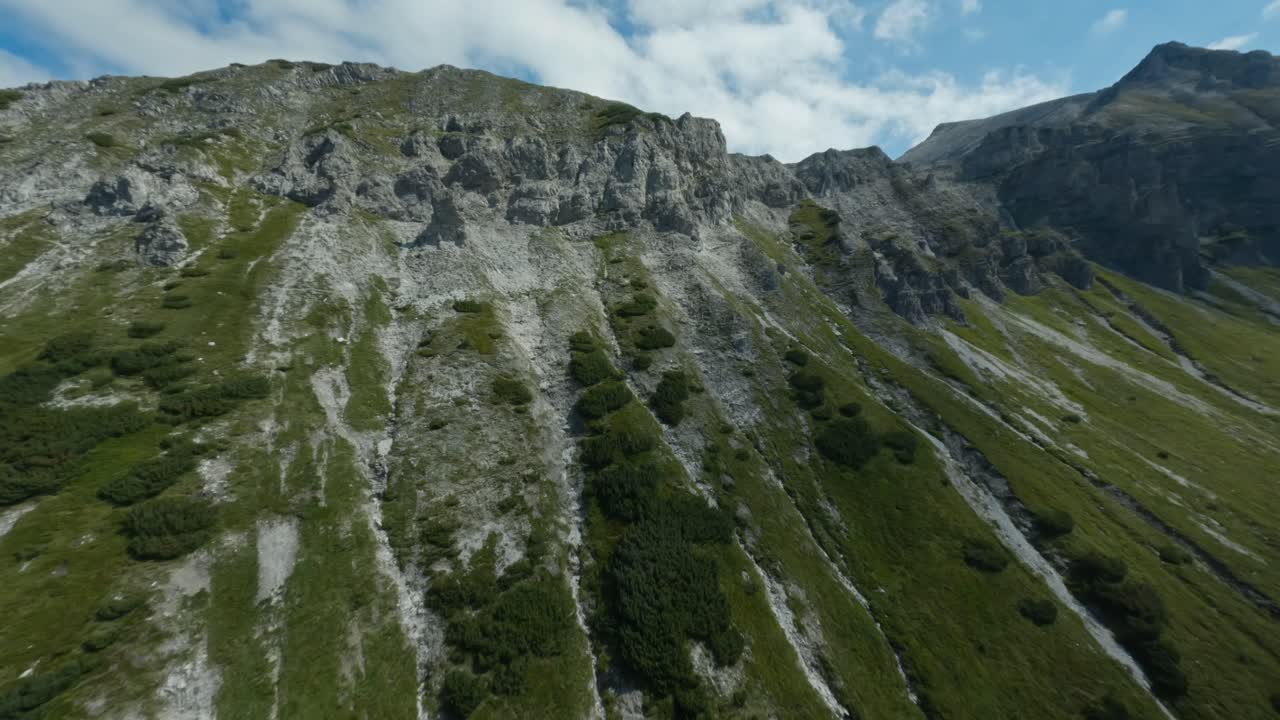disparado por un avión no tripulado, en la cima de una montaña en salzburgo, austria