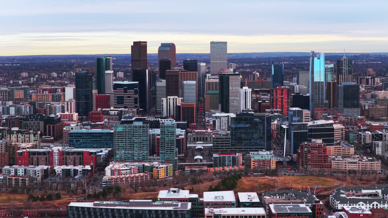 Paesaggio urbano del centro di Lodo, Denver, stazione Union, grattacieli, edifici, inverno, Colorado, vista aerea da drone, tramonto, pomeriggio, dicembre, gennaio, autostrada interstatale i25, traffico, auto, strada, Front Range, movimento in avanti verso l'alto
