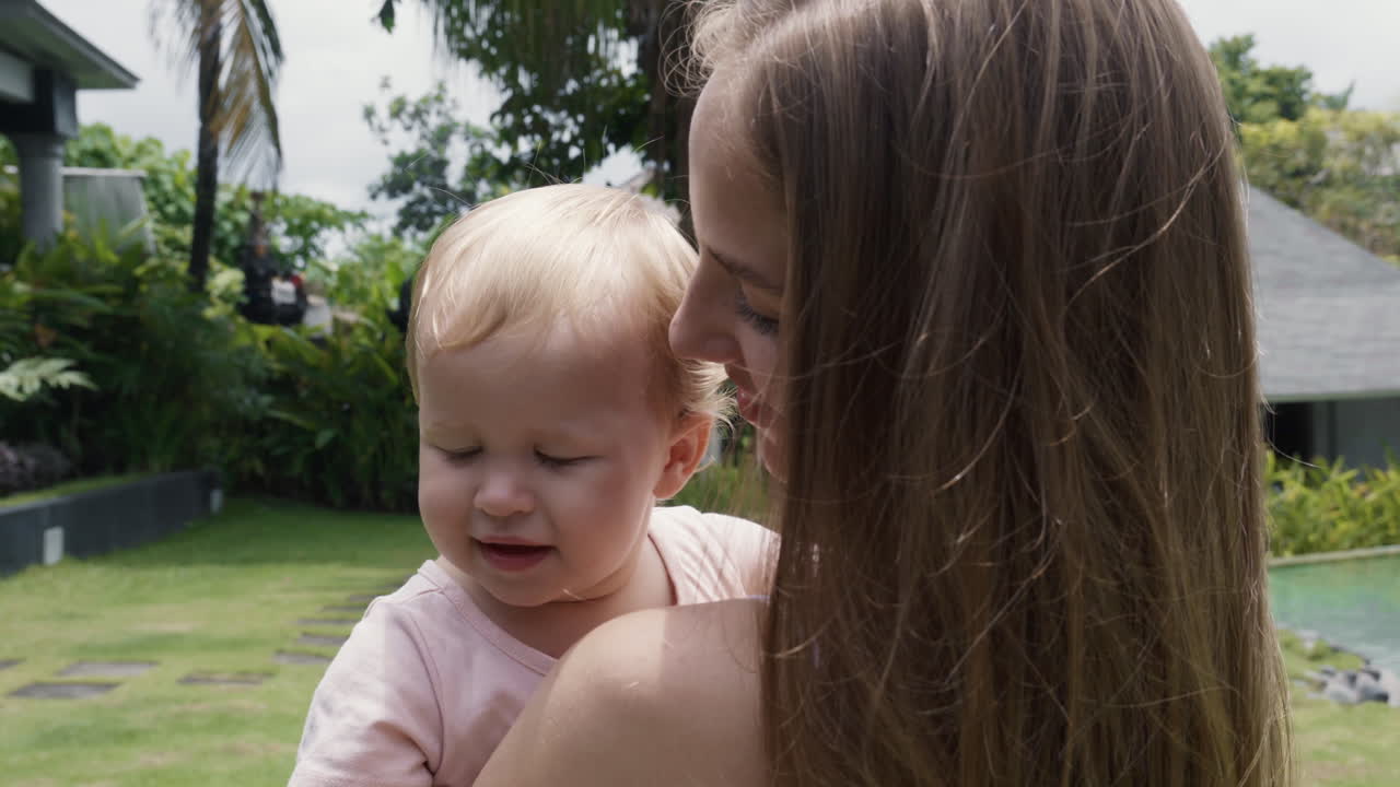 엄마의 품에 있는 행복한 아기