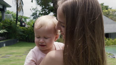 bebê feliz nos braços da mãe
