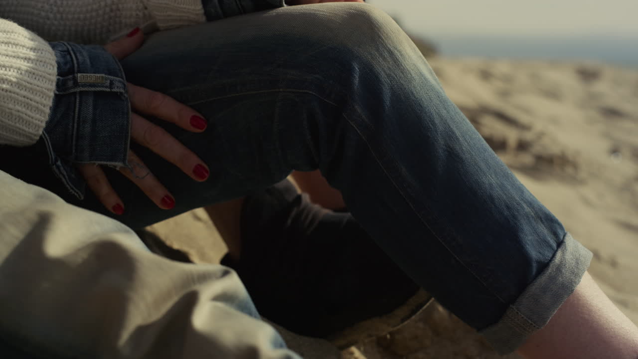 ⁇ 만적 인 해변 데이트 에서 손 을 잡고 있는 두 사람. 주말 휴가 에 휴식을 취하는 부부