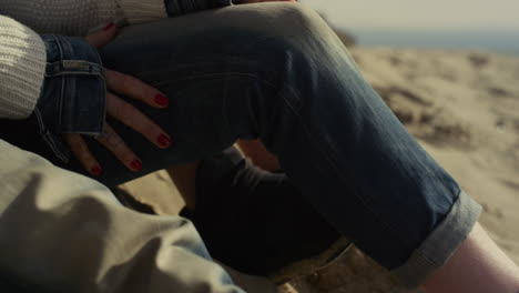 dos personas tomadas de la mano en una cita romántica en la playa. la pareja se relaja en las vacaciones de fin de semana