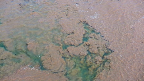 agua gris marrón fangosa que contamina el agua limpia del río mekong al comienzo de la temporada de monzones del sudeste asiático