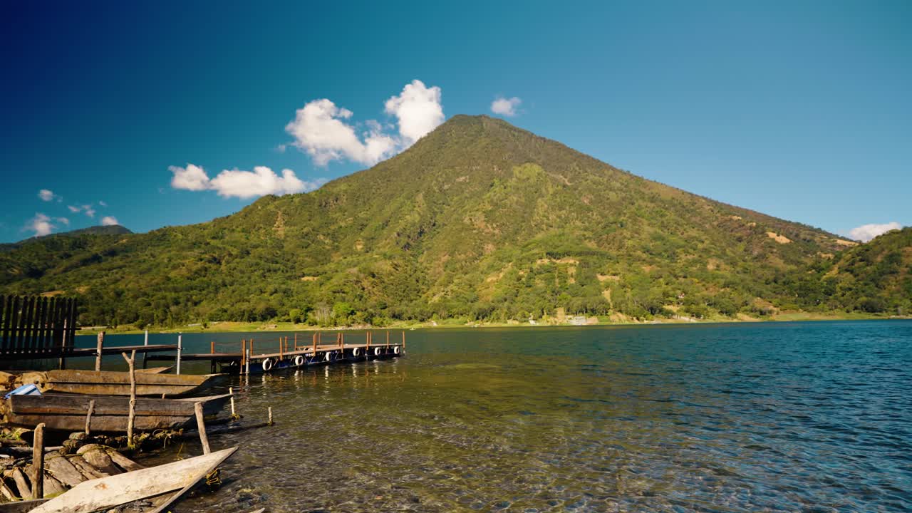 Atitlán Gölü'nün üzerinde yükselen San Pedro Yanardağı'nın sakin göl manzarası