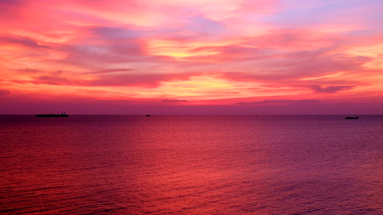 dramático atardecer paisaje marítimo rosa y naranja cielo vista del crepúsculo con silueta buque cisterna de petróleo de koh sichang, chonburi, tailandia, uhd video 4k con espacio de copia
