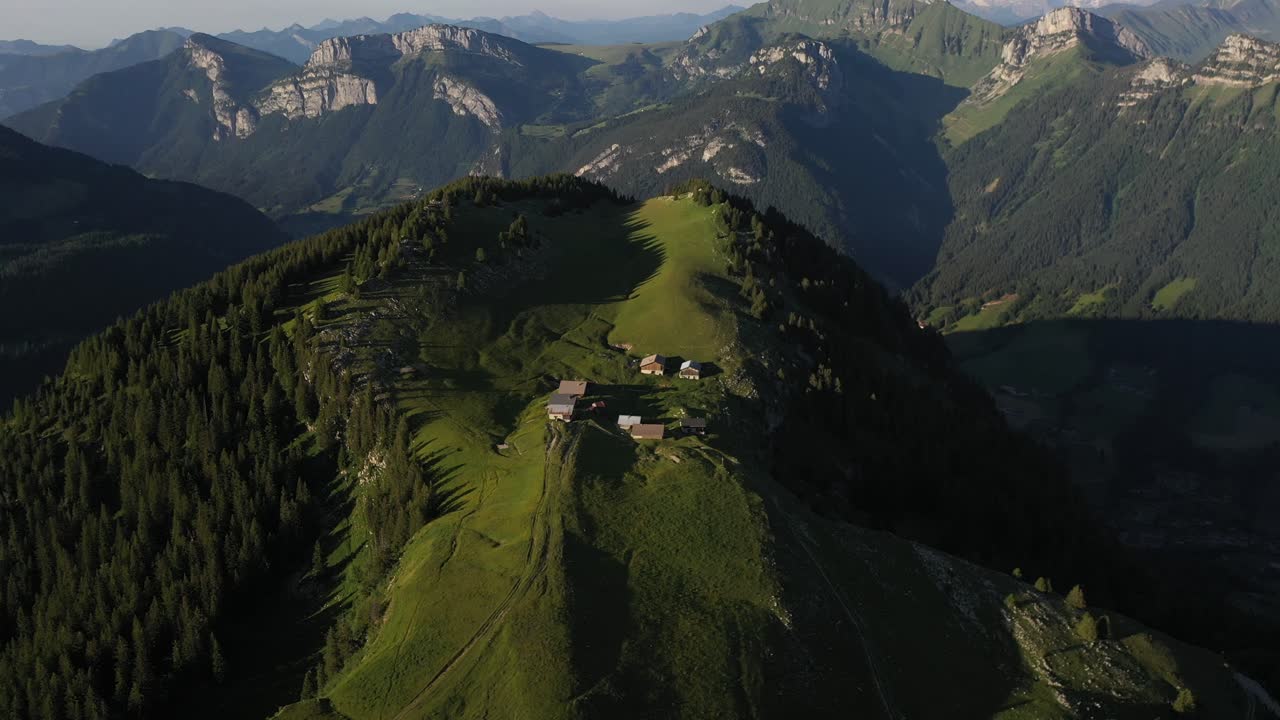 pueblo en una montaña en los alpes