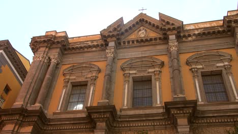 captura de bajo ángulo en un día soleado de la arquitectura en la ciudad de nápoles en italia