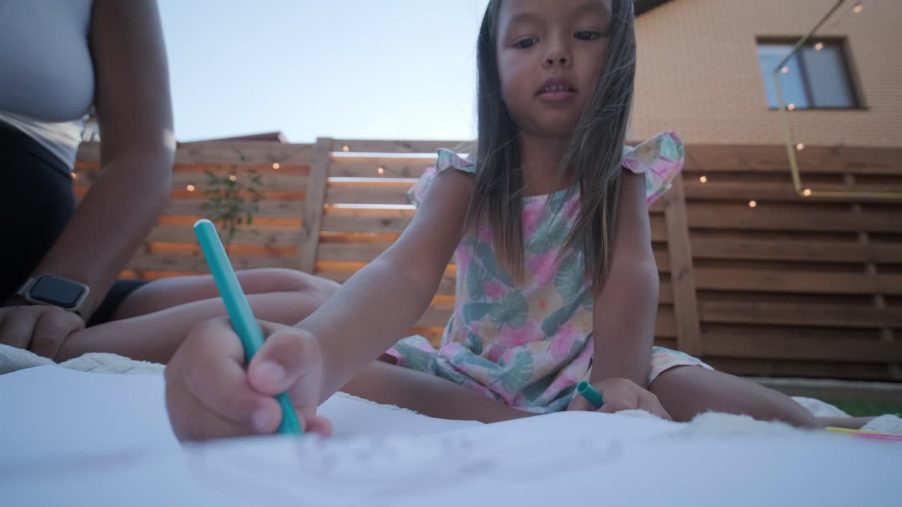 niño dibujando al aire libre