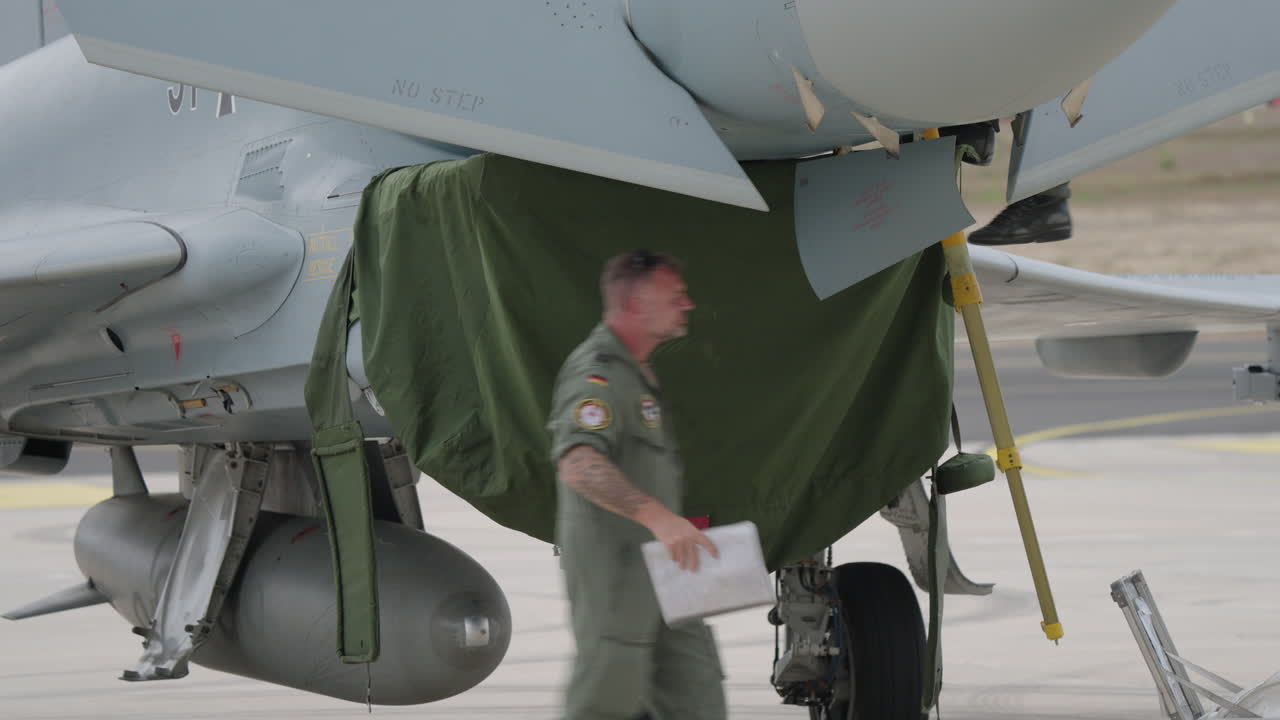 Personale di terra militare che esegue la manutenzione su un jet da combattimento