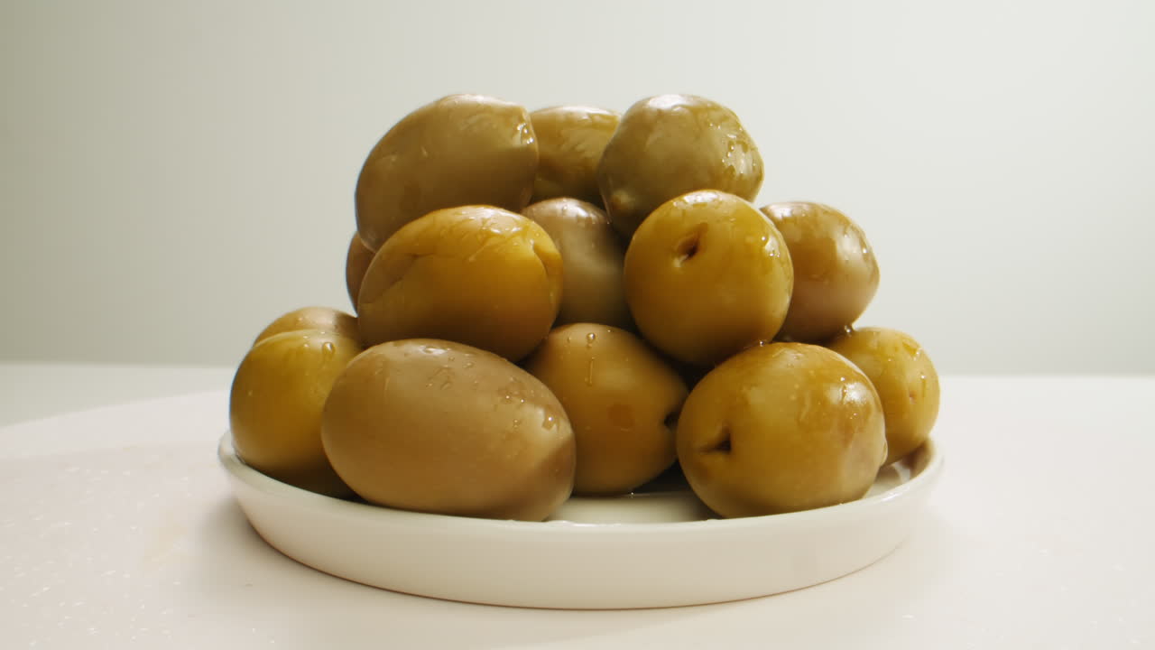 고품질의 4k 영상으로 그리스에서 배경으로 인 둥근 녹색 올리브.