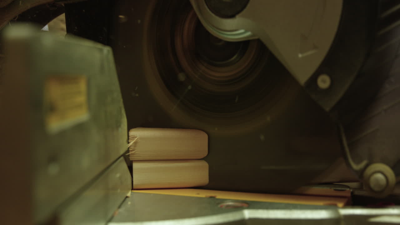 복합 연귀 톱 절단 나무 조각 - 클로즈업 - 슬로우 모션