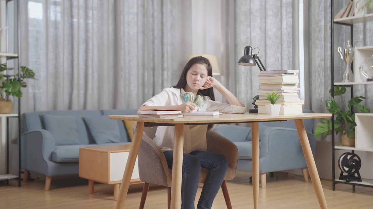 집에서 공부하는 십대 소녀