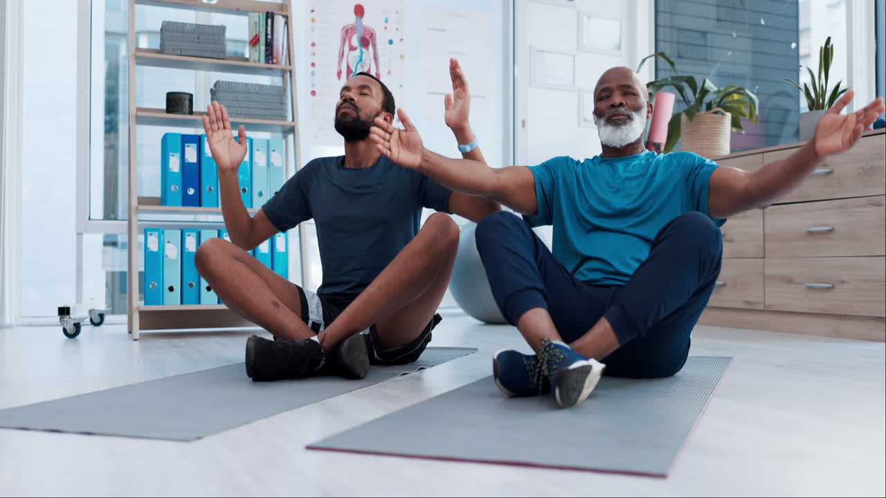 oración, yoga o personas negras para la meditación