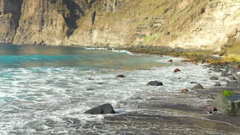 Tenerife-Acantilados-Volcánicos-A-Lo-Largo-De-La-Cala-Costera-Playa-de-los-guios-Con-Olas-Azules-Del-Océano