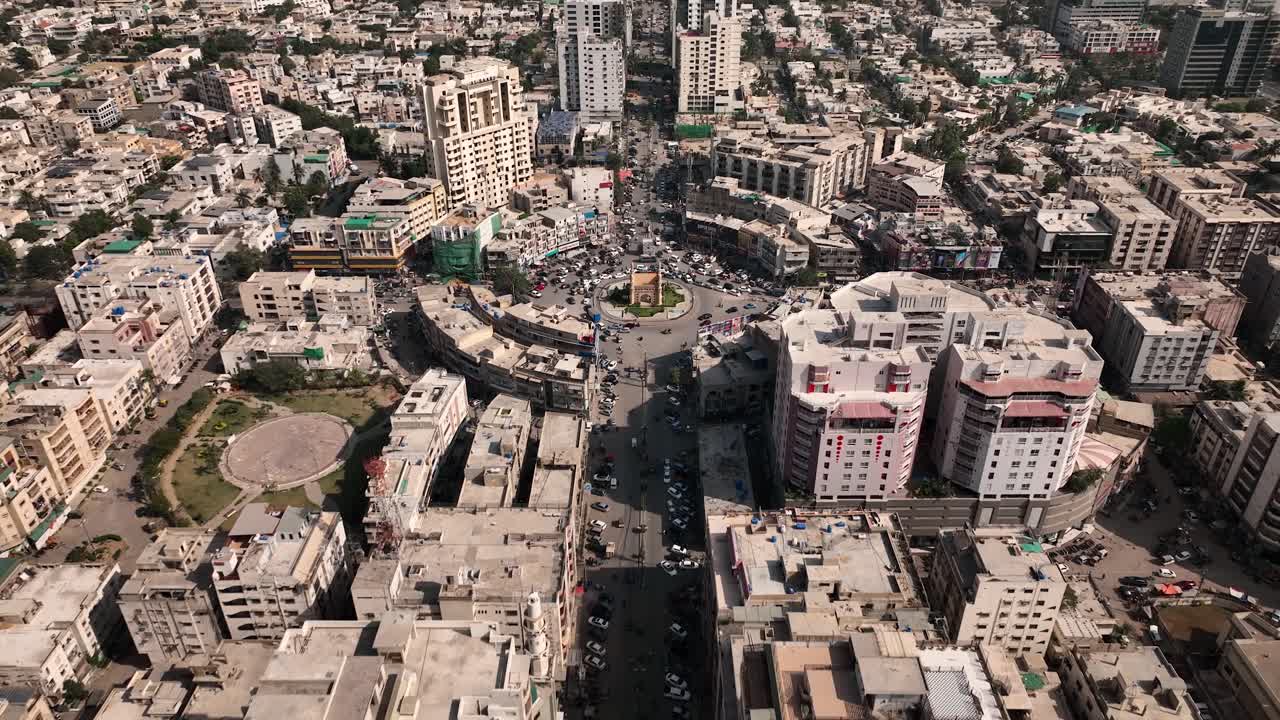 una vista aérea de una ciudad y sus edificios, carreteras y arquitectura en karachi
