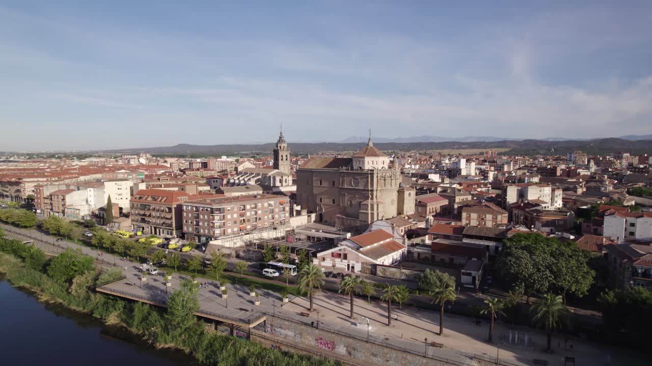 Vista aerea del paesaggio urbano di Talavera de la Reina dal fiume Tago, guardando la Chiesa di Santa Catalina e Santa María la Mayor