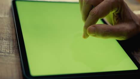manos usando tableta digital con pantalla verde