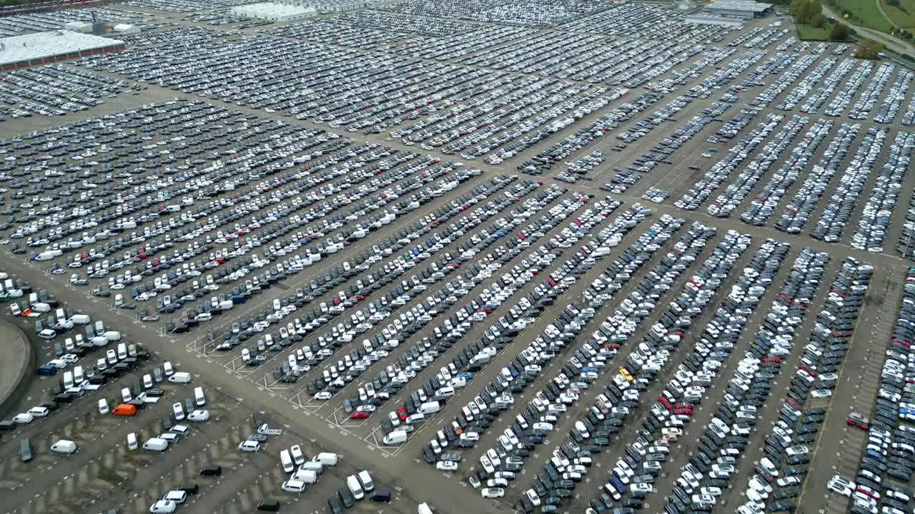 4k의 드론으로 촬영된 주차장 위의 많은 차들