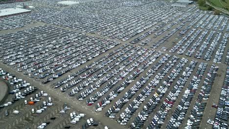 Viele-Autos-Auf-Einem-Parkplatz-Von-Oben,-Gefilmt-Mit-Einer-Drohne-In-4k