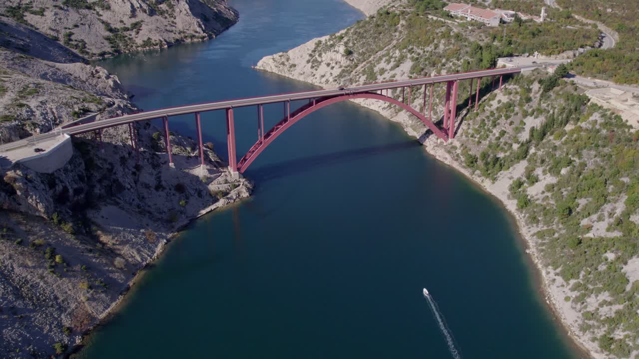 Toma aérea del icónico puente y la vía fluvial de Maslenica, región de Zadar, Croacia