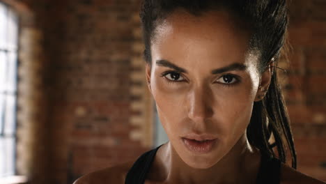 mujer mma fuerte, poderosa y seria