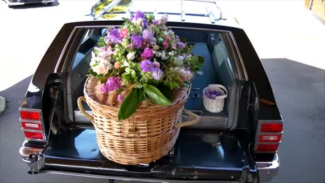 Primer-Plano-De-Un-Ataúd-Fúnebre-En-Un-Coche-Fúnebre-O-Capilla-O-Entierro-En-El-Cementerio