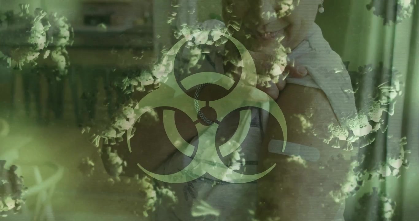 Infermiera che pulisce il braccio di un paziente anziano, poi inietta il vaccino in cucina con sovrapposizione di virus biohazard.
