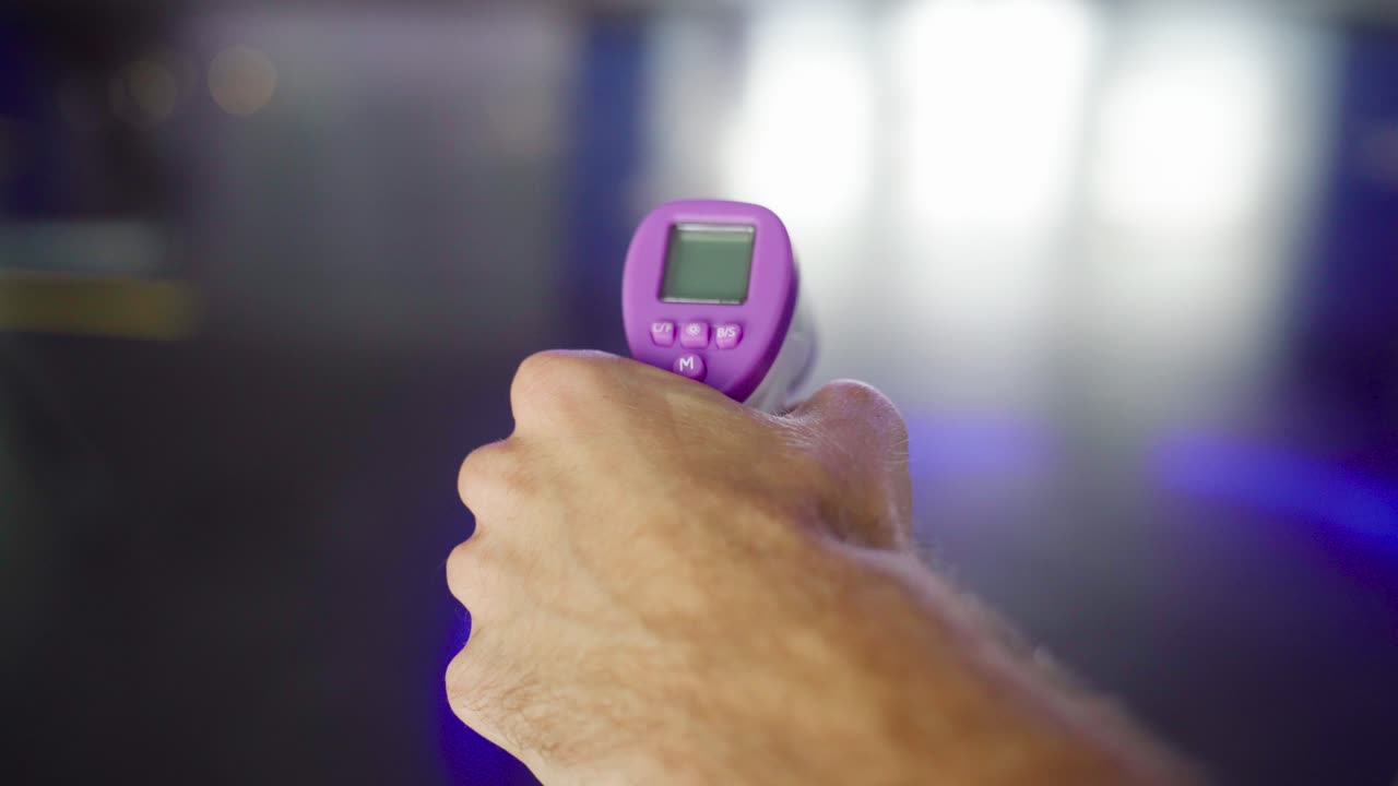 접촉하지 않는 온도계로 체온을 측정합니다.