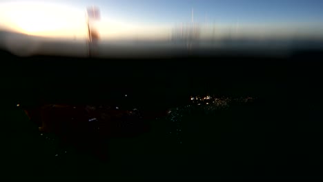 la lubina calicó rompe la superficie del agua después de ser atrapada por un señuelo al atardecer