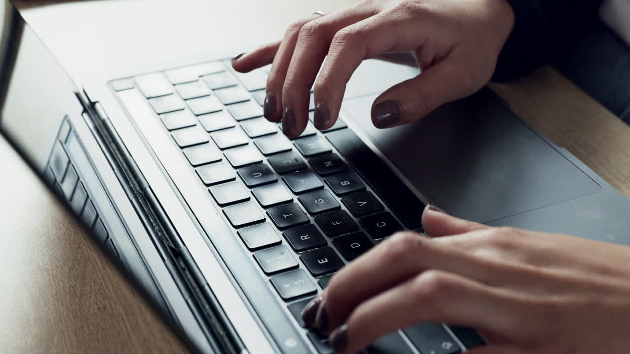 manos, persona y escritura en portátil con correo electrónico