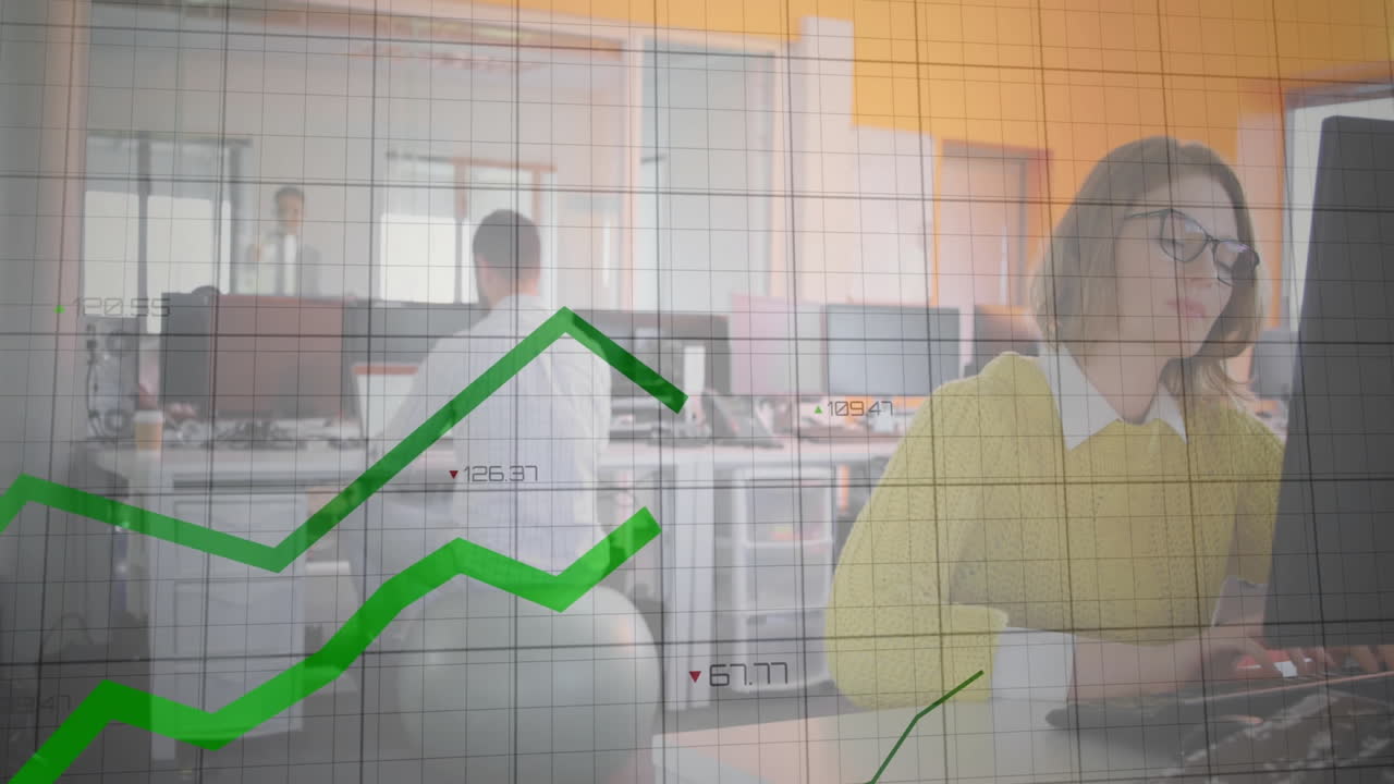 animación de gráfico de línea verde sobre personas de negocios que trabajan en la oficina moderna