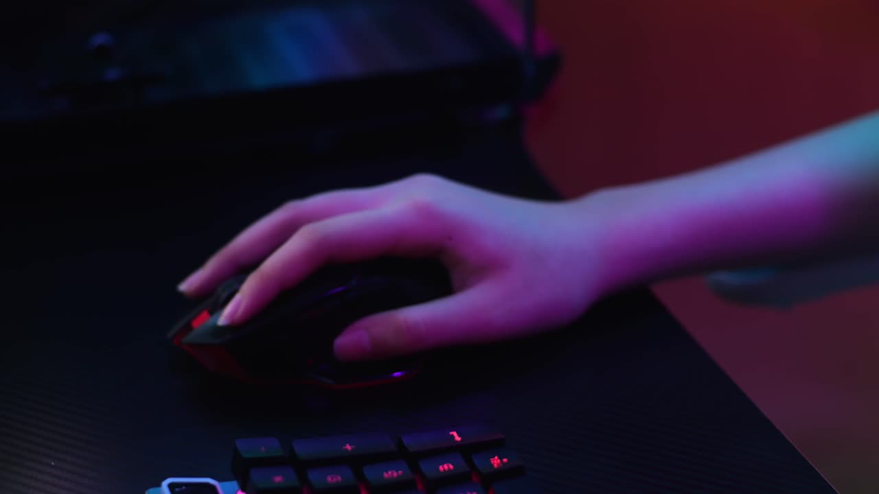primer plano de un jugador de deportes cibernéticos profesional jugando con teclado y ratón rgb