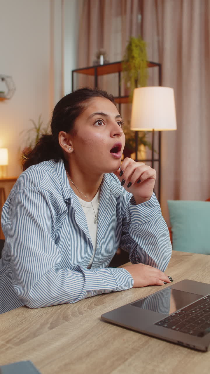 una joven independiente india prepara un proyecto de startup para su presentación encuentra la idea en la mesa de su casa.