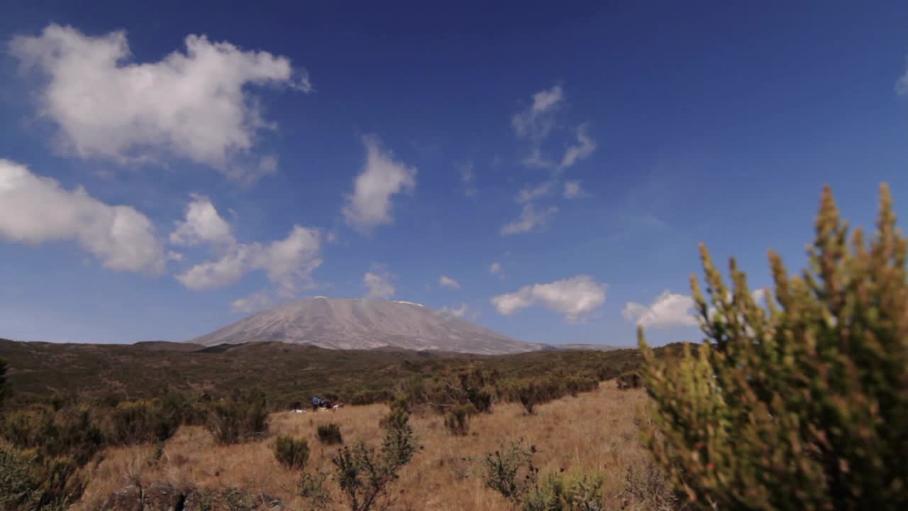 amplia vista de los excursionistas del kilimanjaro en primer plano