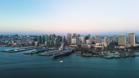 la bahía escénica y el centro de san diego en california, ee.uu. - toma aérea de avión no tripulado