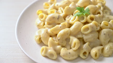 macarrones con queso con hierbas en un tazón