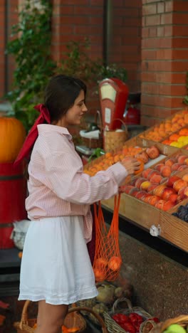 mujer comprando frutas en un mercado