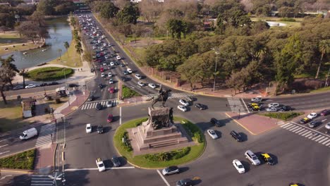 Antena-Sobre-El-Desvío-Del-Tráfico-En-La-Intersección-Del-Monumento-A-Urquiza-En-Buenos-Aires-Durante-Las-Horas-Pico-De-Trabajo