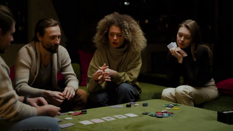 grupo de amigos jugando al póquer sentados en el sofá de la sala de estar 7