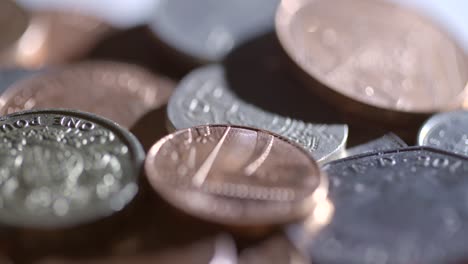 monedas británicas giratorias fuertemente iluminadas