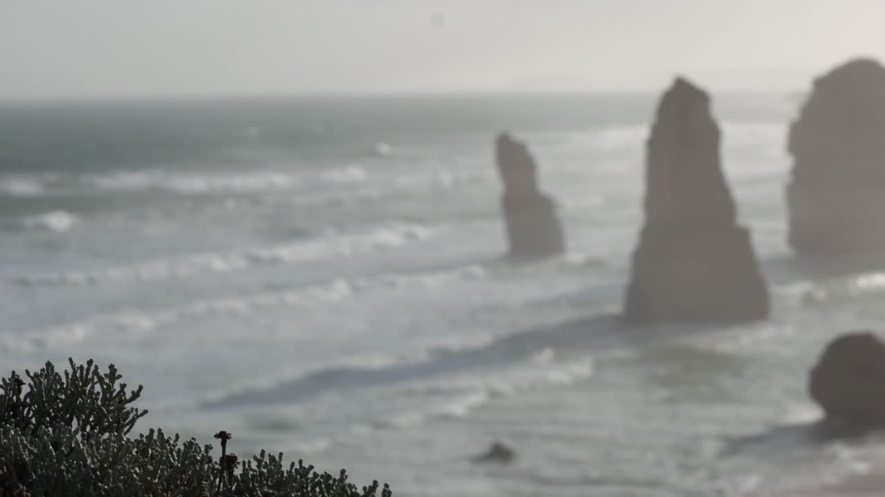 волны бьются об культовые известняковые стены.
