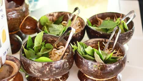 cuencos de coco con coberturas de fideos