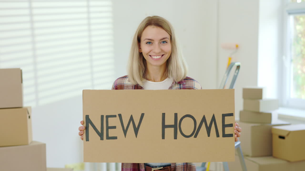 행복한 여성이 새로운 집으로 이사합니다.