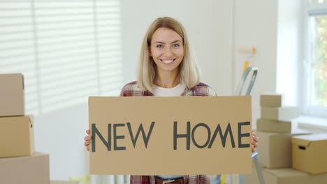 mujer feliz mudándose a un nuevo hogar