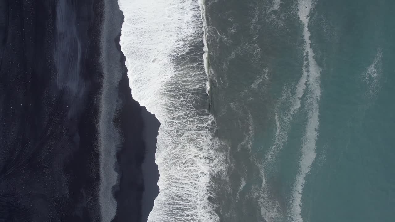 vista aérea de arriba hacia abajo de la playa de arena negra de reynisfjara en islandia