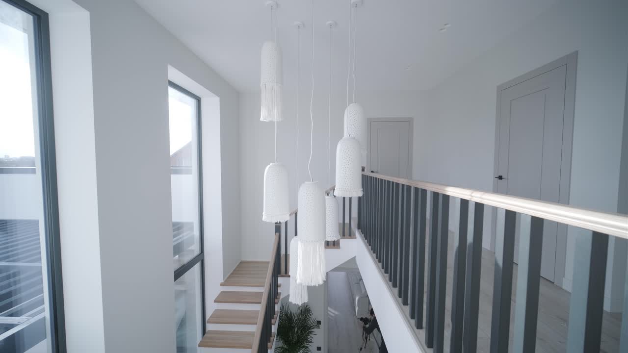 diseño interior escaleras de madera elegantes dentro de la casa con barandillas de madera modernas y paredes decoradas con lámparas de moda. escalera moderna o escalera en el interior de la casa moderna